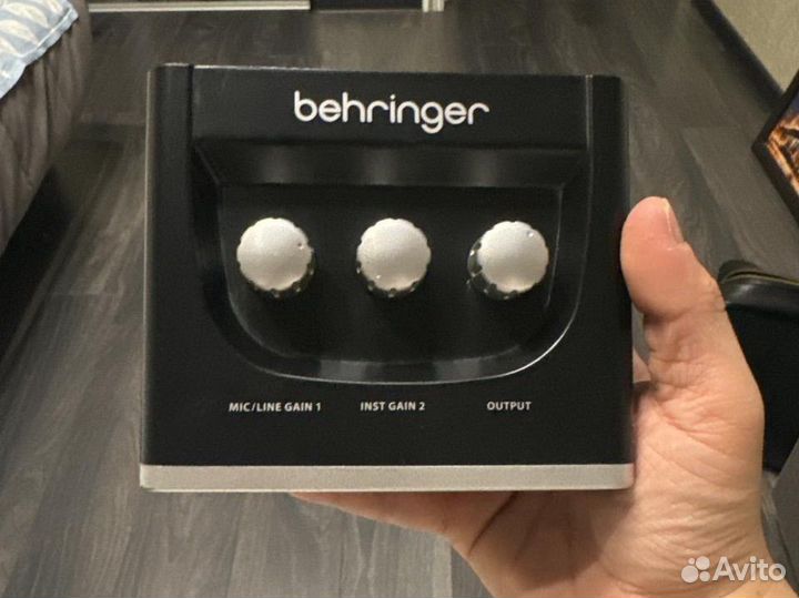 Звуковая карта behringer U-Phoria UM2