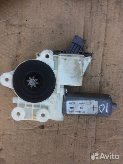 Моторчик стеклоподьемника задний Toyota Avensis 20