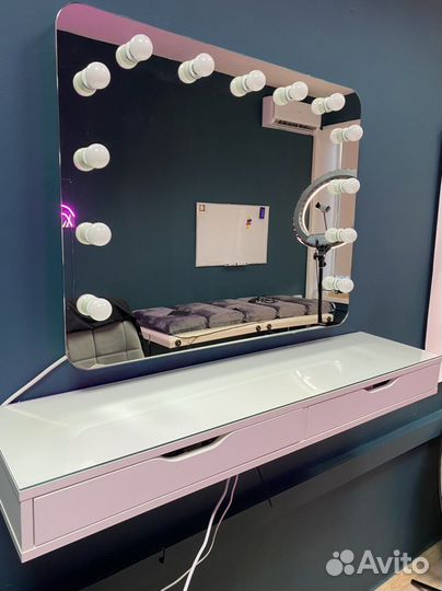 Гримерное зеркало с лампочками и полкой