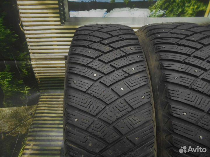 Goodyear UltraGrip Ice Arctic SUV 215/70 R16
