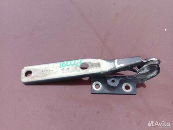 Петля капота левая Volkswagen Passat B5 1999