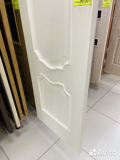 Дверь белая