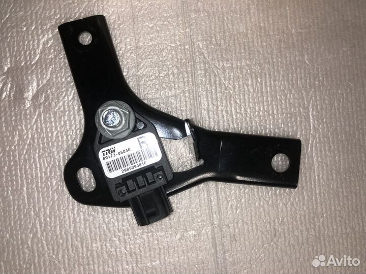 Датчик AIR BAG toyota avensis II 8917305030