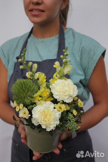 Композиция из живых цветов