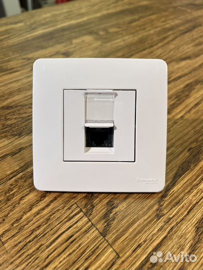 Розетка компьютерная с рамкой Schneider новая