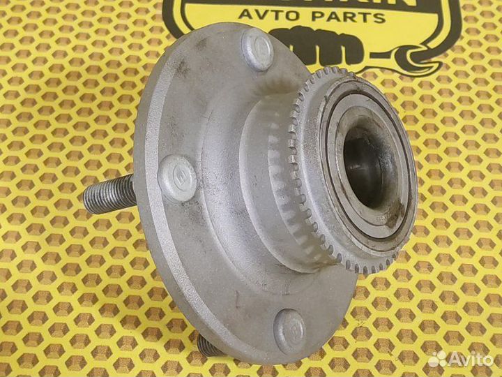 Ступица колеса задняя левая Mitsubishi Lancer CS3W