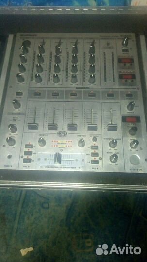 Диджей с аппаратурой