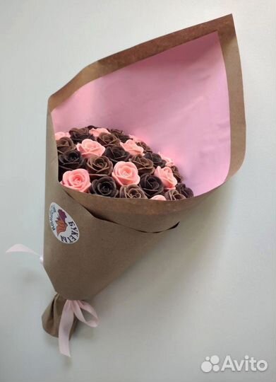 Букет - 29 Роз из Трёх Видов Бельгийского Шоколада