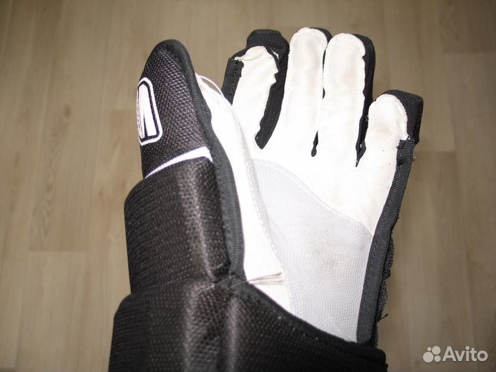 Перчатки хоккейные