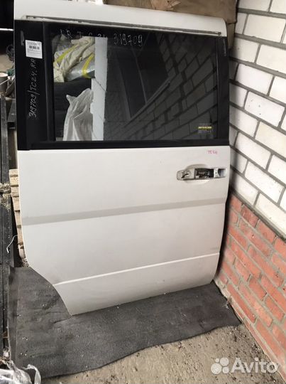 Дверь Nissan Serena C24