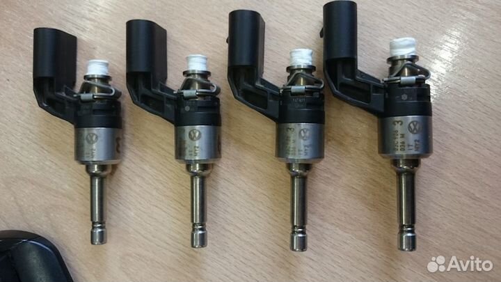 Топливная форсунка 1.4tsi caxa 03C906036M