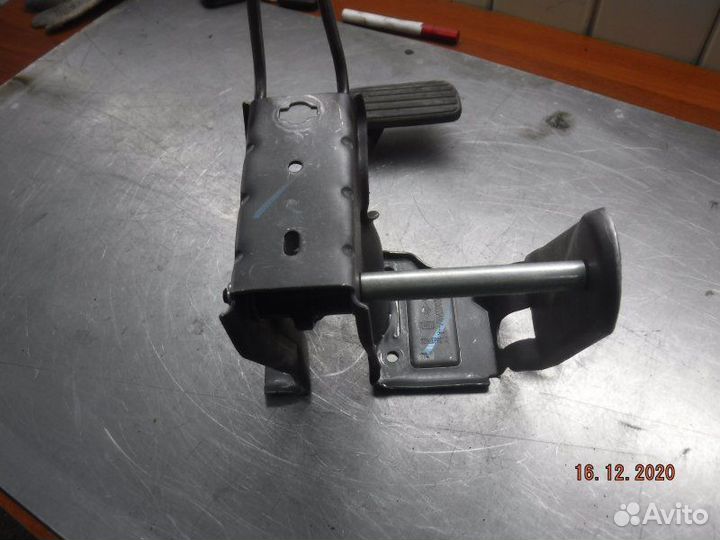 Педаль тормоза Nissan Terrano F4R 2014