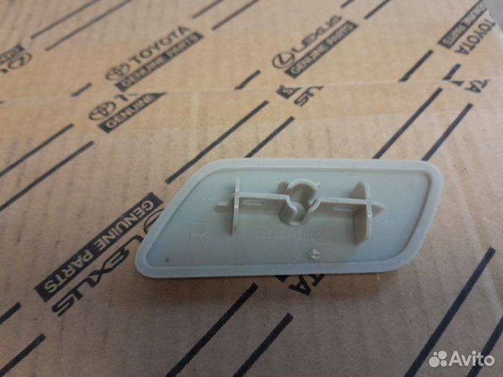 Заглушка омывателя фары правая Toyota Land Cruiser