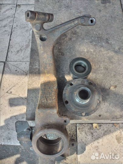 Кулак поворотный левый