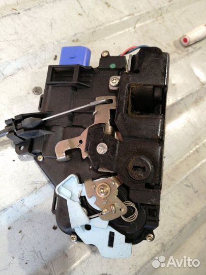 Замок двери задний левый Skoda Octavia А5 BSE 1.6