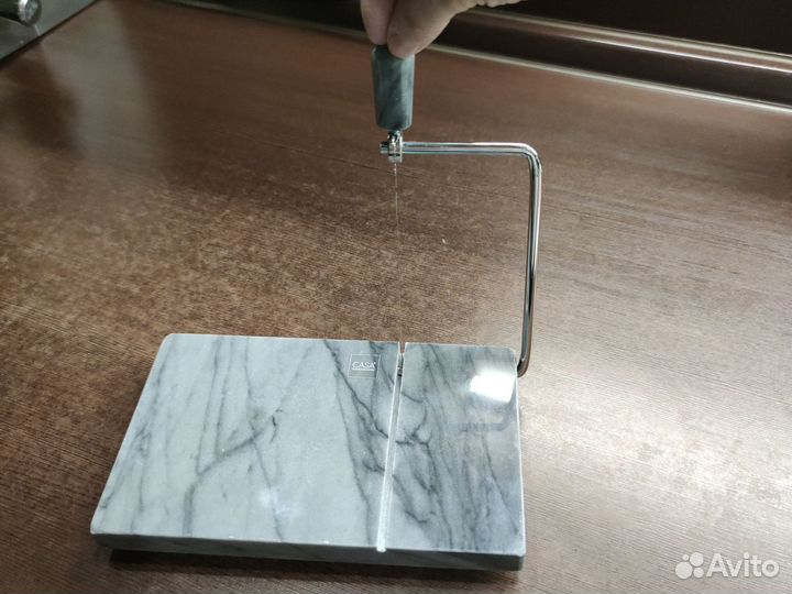 Нож для сыра на мраморе струнный