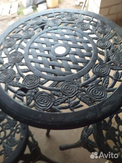 Стол и два кресла