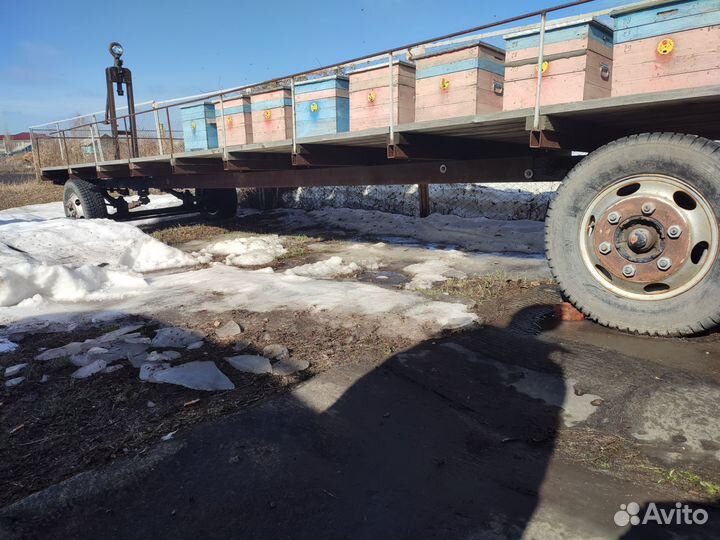 Пчелиные ульи и пчеловодческий прицеп
