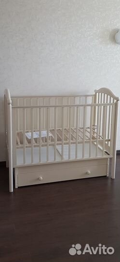 Детская кроватка с универсальным маятником