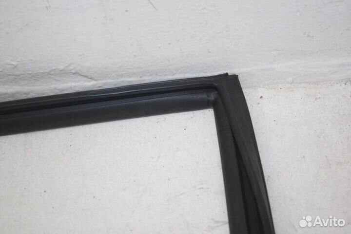Уплотнитель стекла двери задней правой Nissan Tii