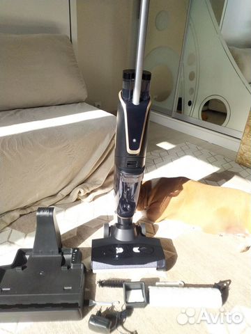 Моющий вертикальный беспроводной пылесос redmond