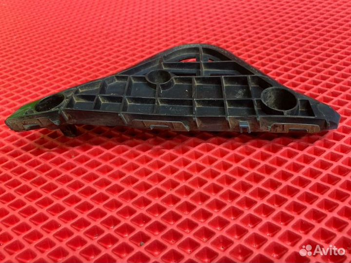 Крепление бампера переднее левое Toyota Camry