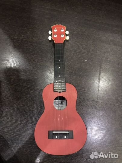 Укулеле красного цвета