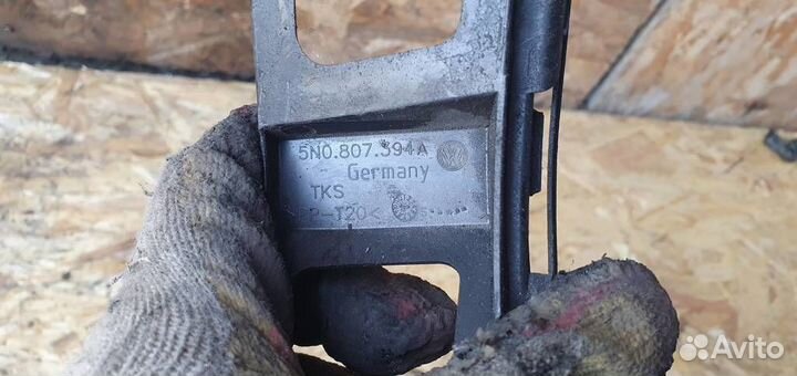 Направляющая заднего бампера правая Volkswagen Ti