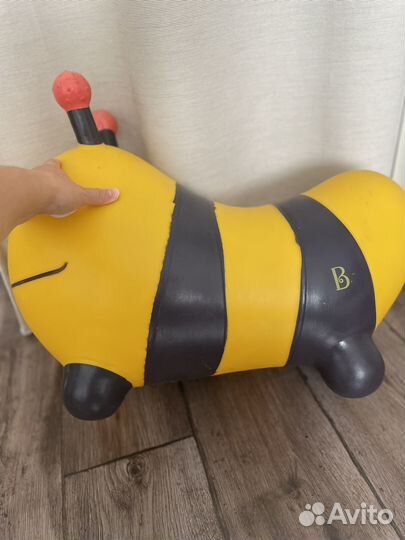 Прыгун пчела