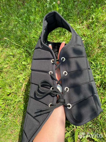 Каска и защитный желет для конного спорта