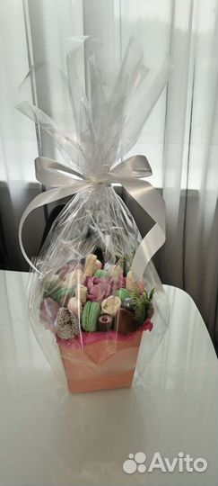 Сладкие букеты, пирожные, клубника в шоколаде