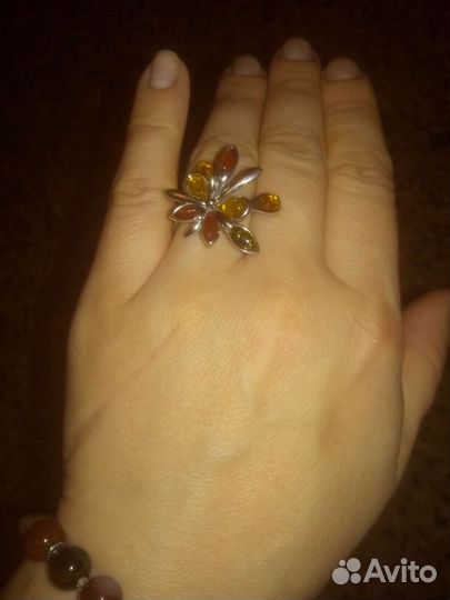 Серебряное кольцо с янтарем