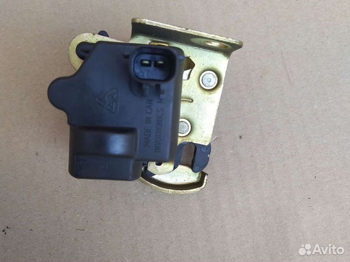 Замок стекла багажника Jeep grand Cherokee WJ