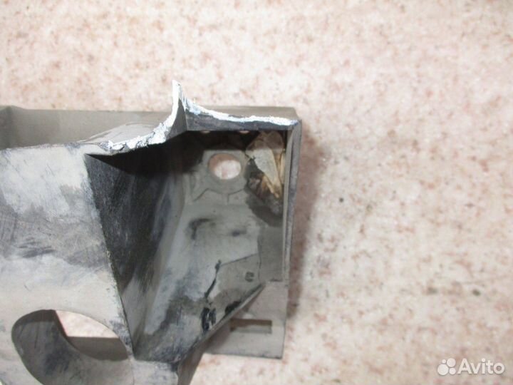 Кронштейн решетки радиатора Peugeot Partner 2