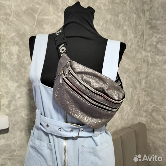 Сумка на пояс серебристого цвета