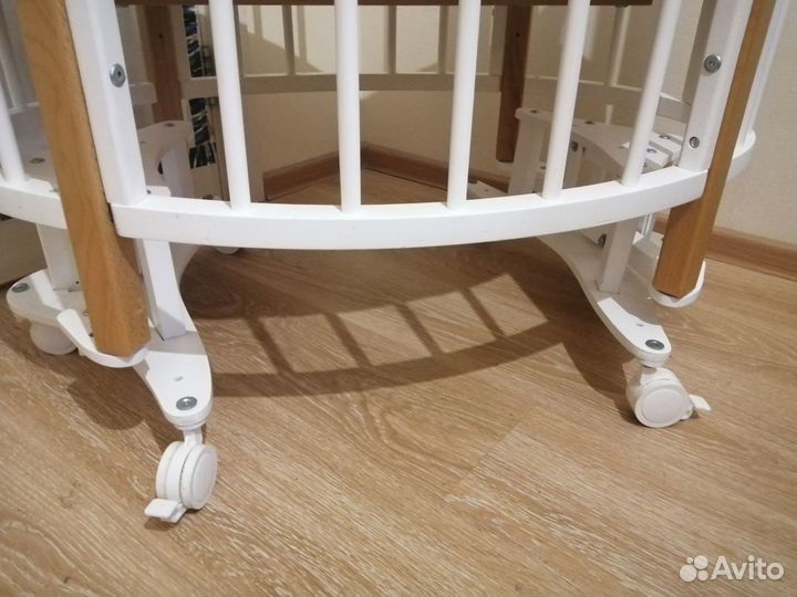 Детская кроватка с маятником и колесами