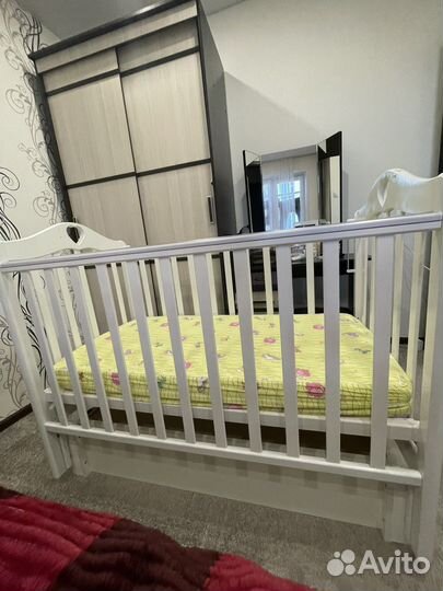 Детская кроватка с универсальным маятником