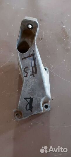 Кронштейн двигателя на Volkswagen Passat B5