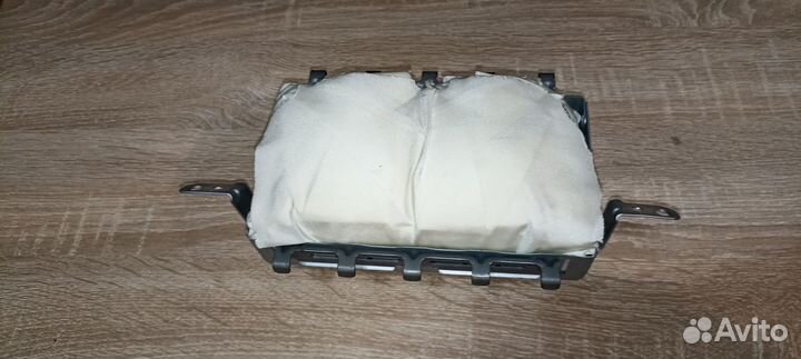 Подушка безопасности в торпедо Toyota Verso