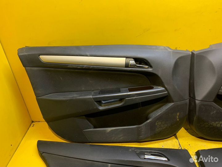 Обшивка двери Opel Astra H 2006-2014