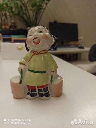 Фарфоровая статуэтка девочка