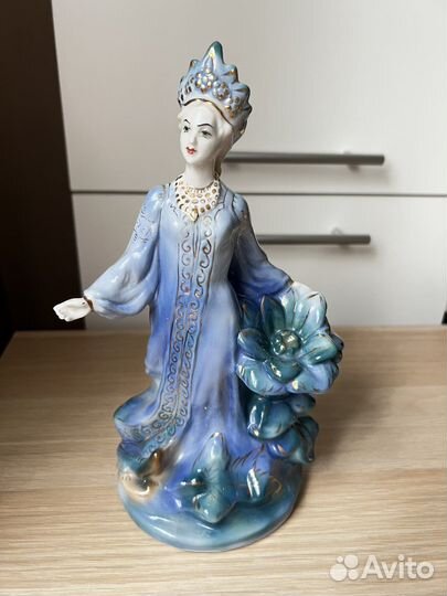 Фарфоровая статуэтка 
