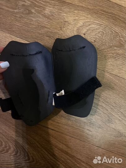 Футбольные щитки Nike