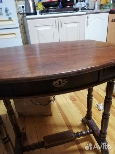 Антикварный столик для рукоделия