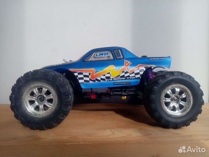 Машина на радиоуправлении 1:18