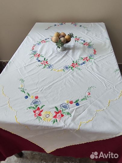 Скатерть с вышивкой б/у
