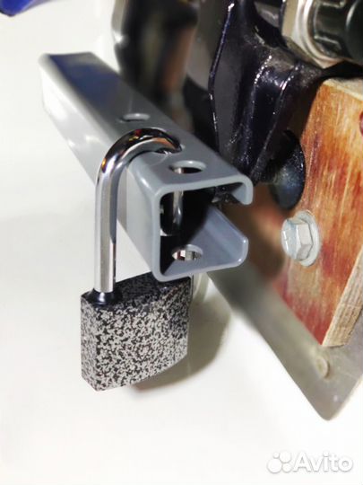 Замок на подвесной лодочный мотор