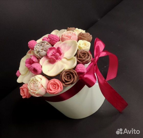 Цветы из Бельгийского Шоколада в Шляпной Коробке