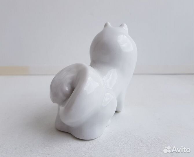 Фарфоровая статуэтка Собака 