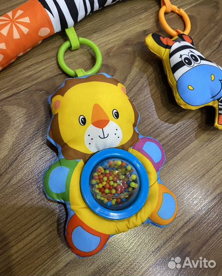 Дуга с игрушками